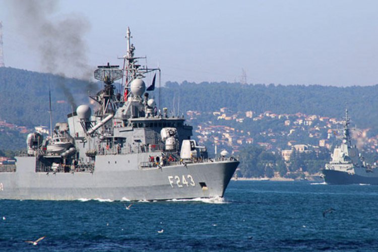 Savaş gemileri Boğaz'dan geçti!