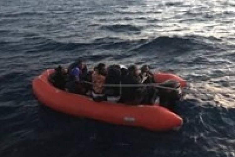 Ölüme terk edilen göçmenleri Türk askeri kurtardı