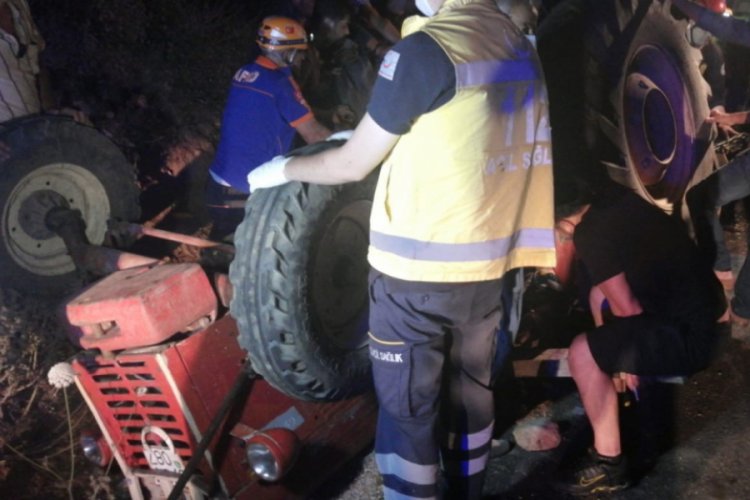 Devrilen traktörün altında kalan adam ölümden döndü