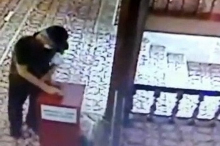 Bursa'da sakızlı telle camiden paraları böyle çaldı