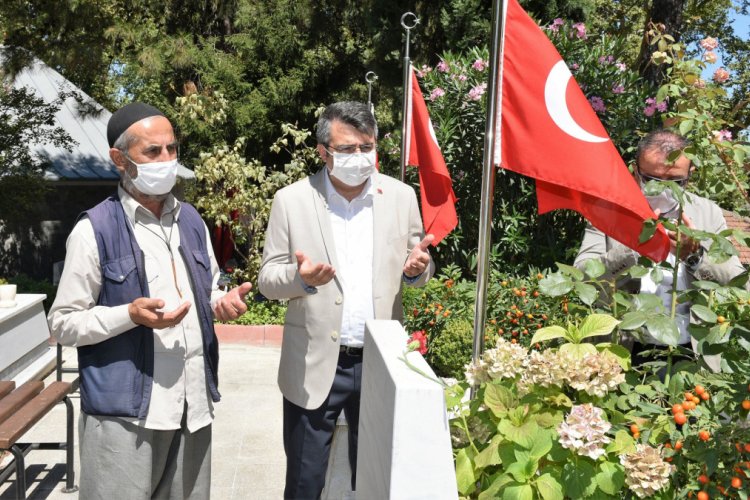 Bursa Yıldırım Belediye Başkanı Yılmaz'dan şehitlik ziyareti