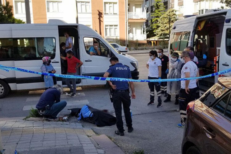 Fenalaşarak minibüsten inen kişi, kaldırımda hayatını kaybetti