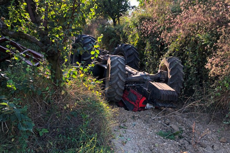 Baba-oğul devrilen traktörün altında kaldı