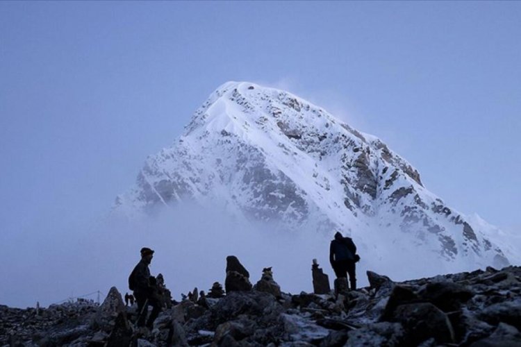 Everest dağcılara yeniden açılıyor
