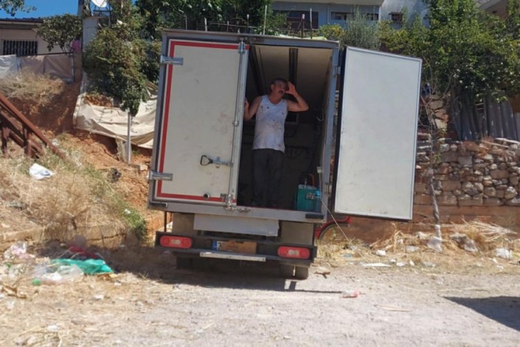 Plakayı kartonla kapattı! Kamyon kasasında kesti