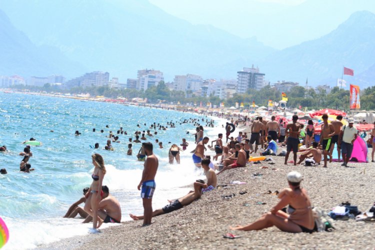 Antalya'da sahillerden sosyal mesafesiz görüntüler