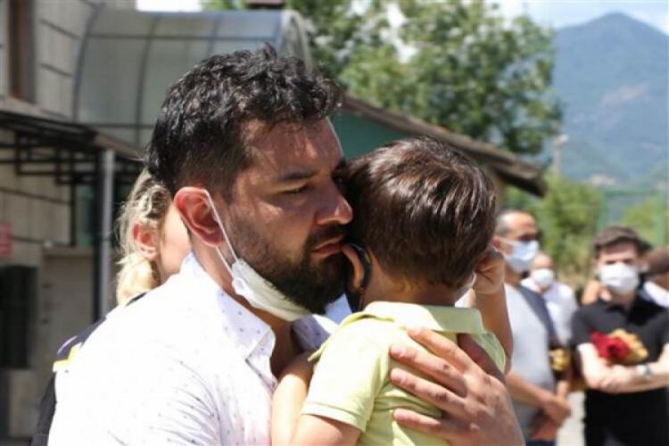 Yürek yakan anlar! Polis eşine oğluyla veda etti...