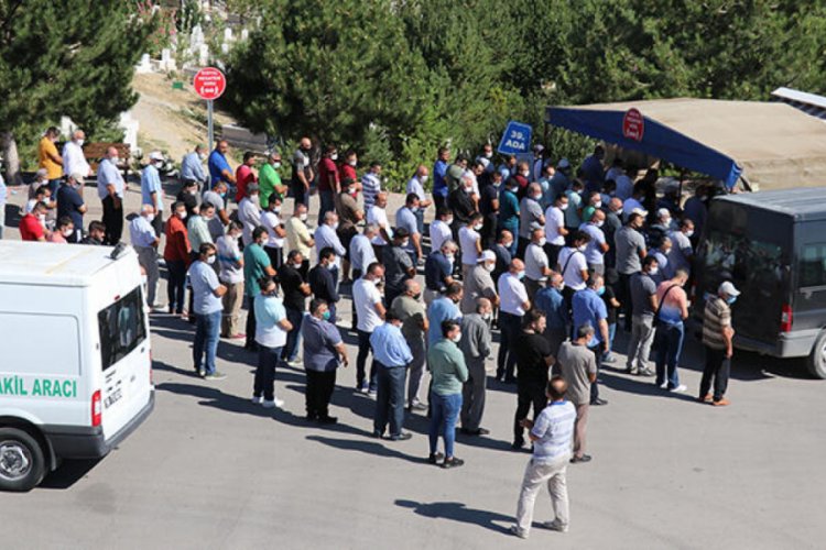 Öldürülen aynı aileden 4 kişinin cenazeleri toprağa verildi