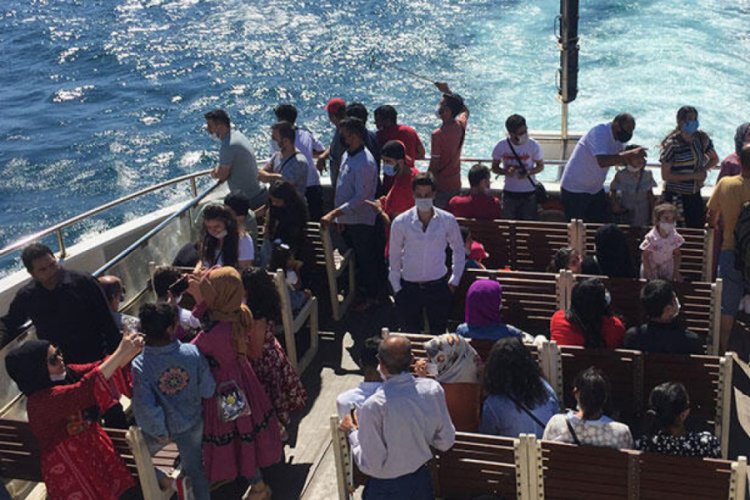 Şehir hatları vapurunda sosyal mesafe unutuldu