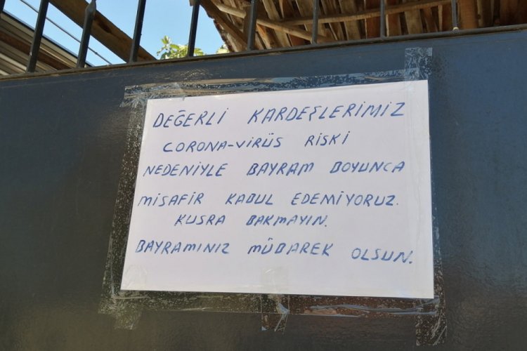 Evinin kapısına astığı yazıyla misafirleri geri çevirdi