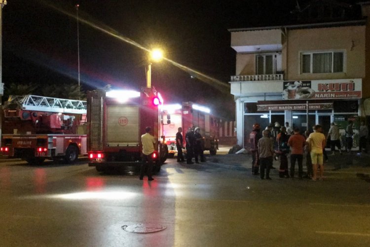 Simit fırınında çıkan yangın mahalleliyi sokağa döktü