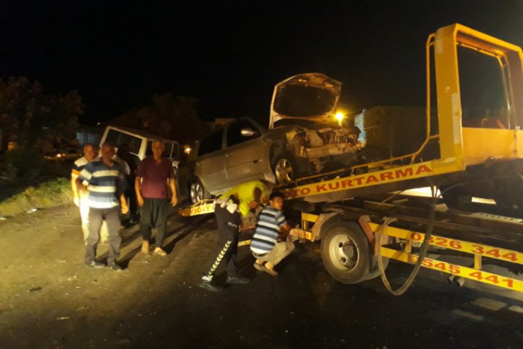 Kırmızı ışıkta duramayan kamyonet otomobile çarptı