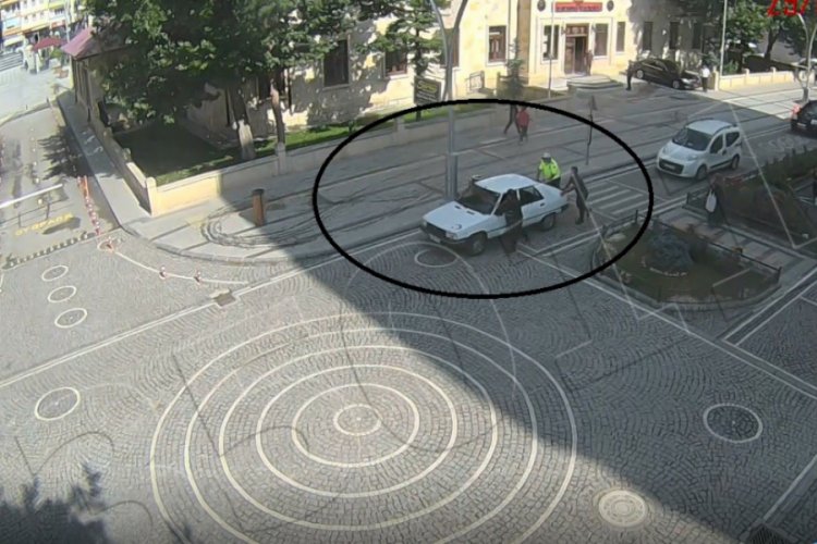 Aracı arıza yapan sürücünün yardımına polis memuru yetişti