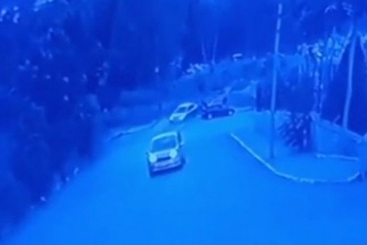 Geri vitese taktı, toprak alana uçtu