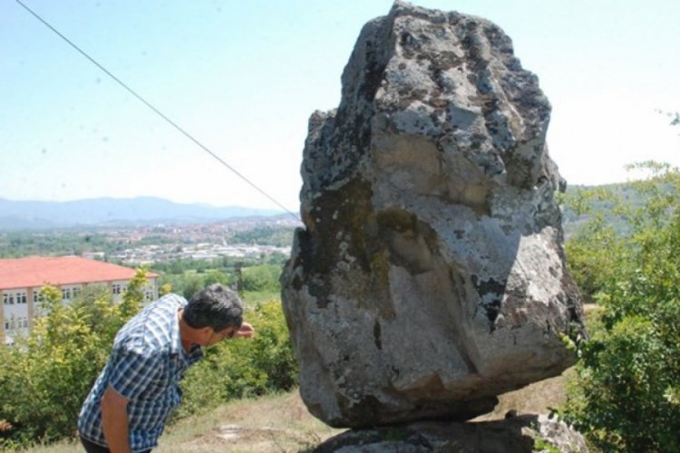 Dik duran kaya şaşırtıyor