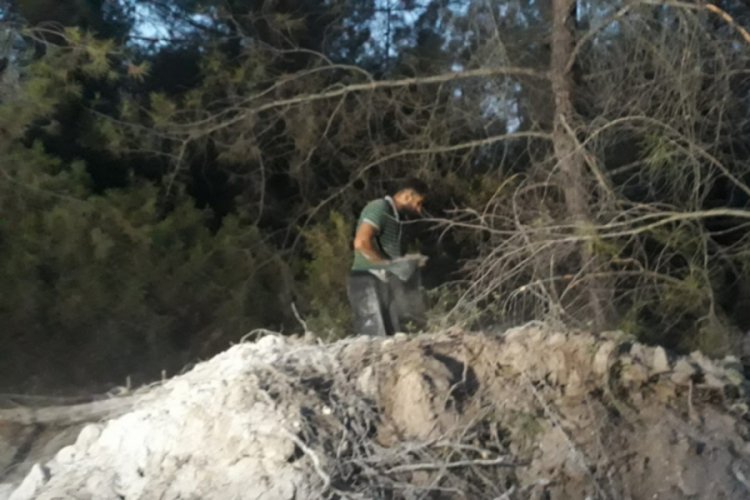 Suriyeli Hasan, yangını söndürmek için avuçlarıyla toprak taşıdı