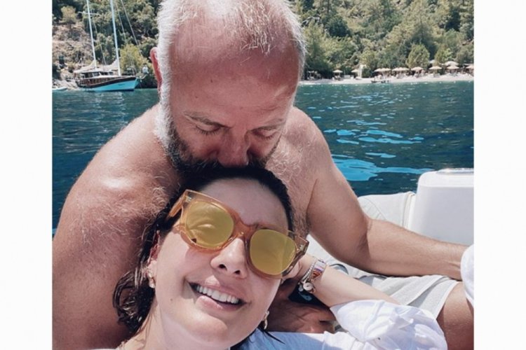 Ünlü çiftten mutluluk pozu