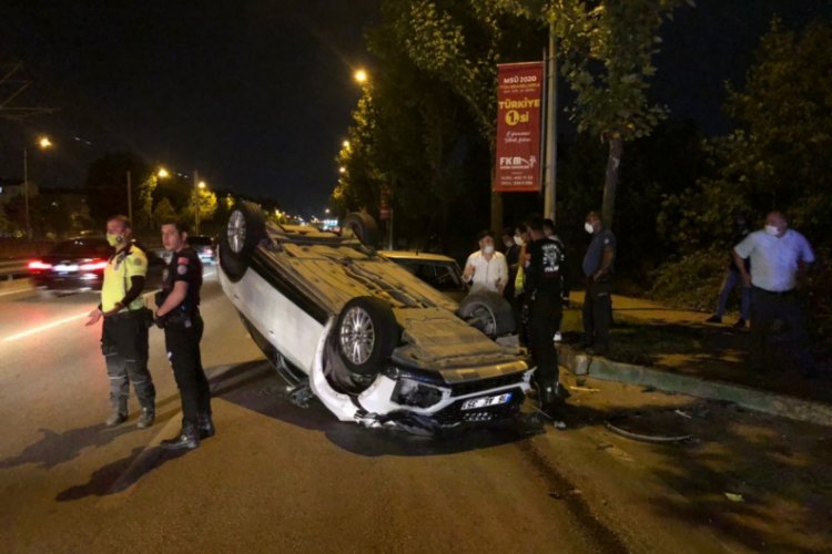 Bursa'da başka bir aracın sıkıştırdığı sıfır otomobil takla attı, 2 kişi yaralandı