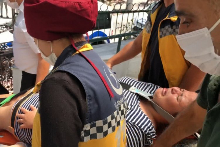 Bursa'da bipolar bozukluğu olan genç kız, camları kırdığı camiden zorla çıkarıldı