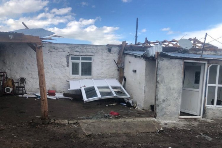 Sel ve hortum Ardahan'da hayatı felç etti