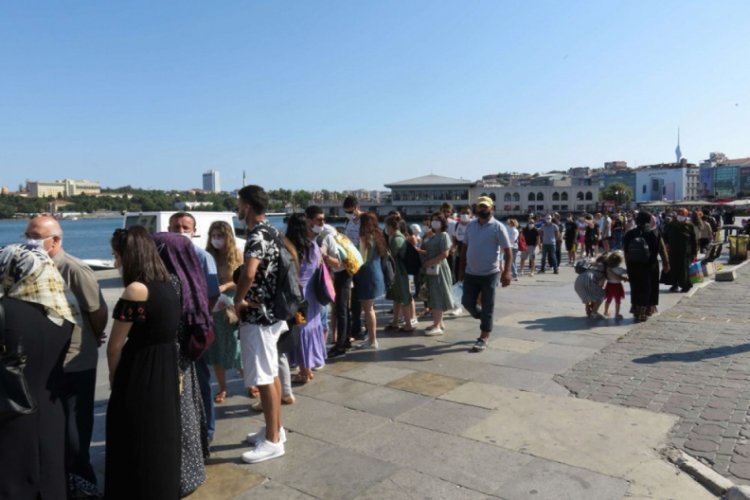 Adalar iskelesinde sosyal mesafesiz yoğunluk