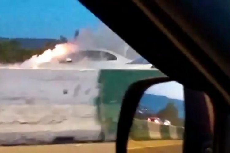 Bursa'da seyir halindeki otomobil alevlere teslim oldu