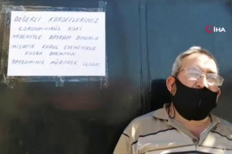 Evinin kapısına astığı yazıyla misafirleri geri çevirdi