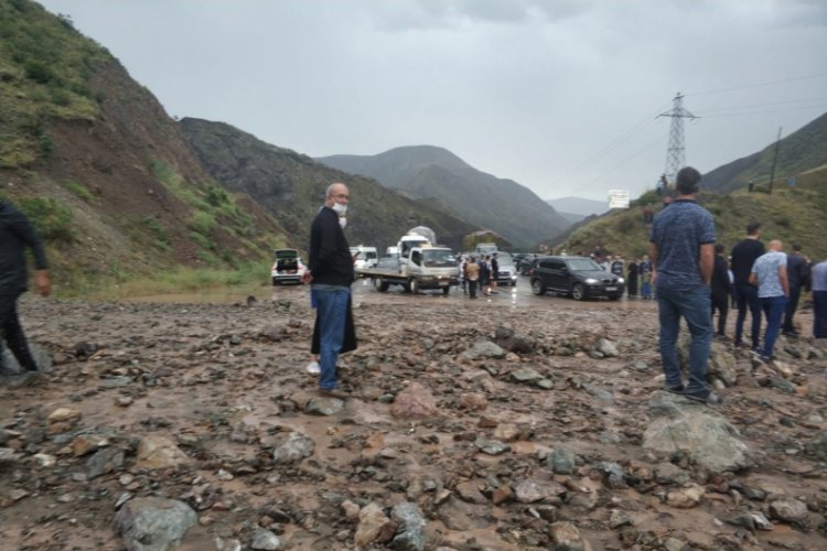 Erzurum - Artvin karayolunda heyelan! Yol ulaşıma kapandı