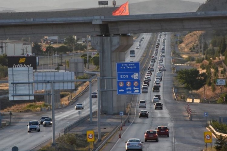 Kilit kavşakta uzun araç kuyruğu oluştu