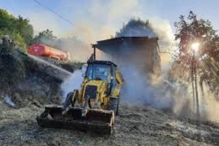Kocaeli'nde, 3 bin balya saman çıkan yangında kül oldu