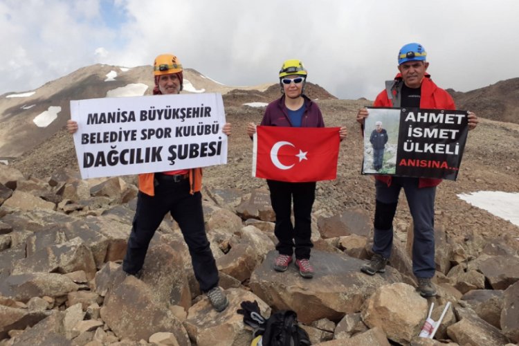 Süphan Dağı'nın zirvesinde bayramı kutlaması