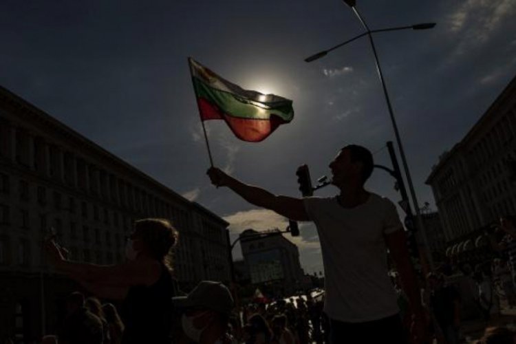 Bulgaristan'da protestolar sürüyor! Kapıkule'ye giden yol kapatıldı!