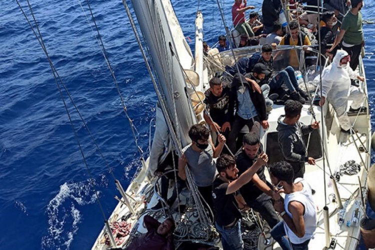 Türk kara sularına itilen 63 sığınmacı kurtarıldı