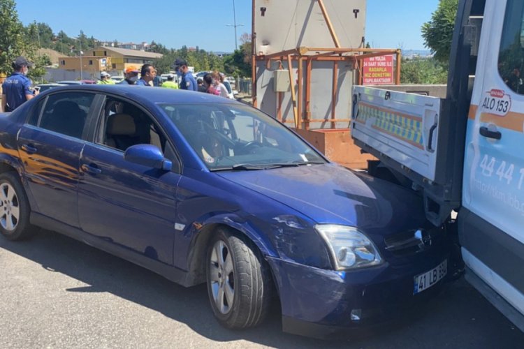 Karabük'te otomobil yol çizgi aracına çarptı
