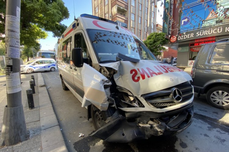 Feci kaza! Ambulans, minibüs ve otomobile çarptı