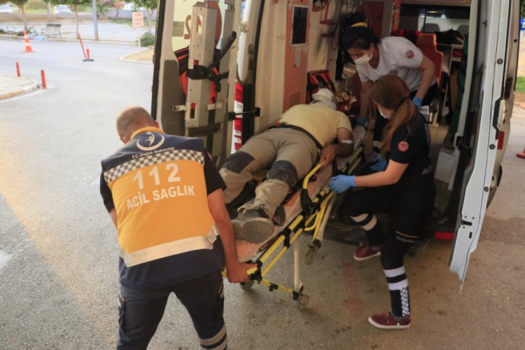 Adana'da ters rüzgara kapılan paraşütçü yere çakıldı