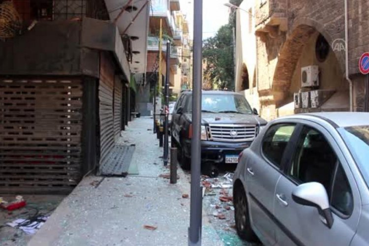 Beyrut'ta halk sokakları kendi imkanlarıyla temizliyor