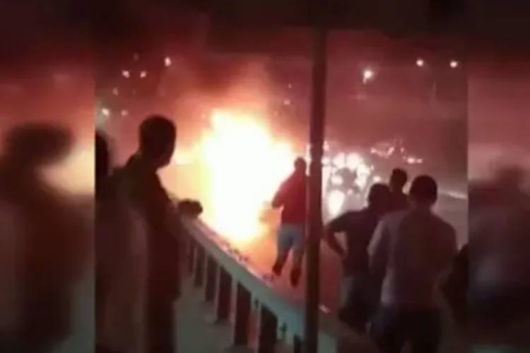 Seyir halindeki otomobil alev topuna döndü