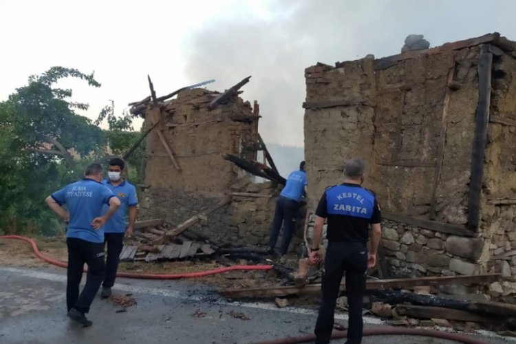 Bursa'da 150 yıllık tarihi ev kül oldu