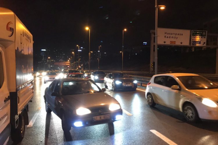 Otomobil hafif ticari araca arkadan çarptı