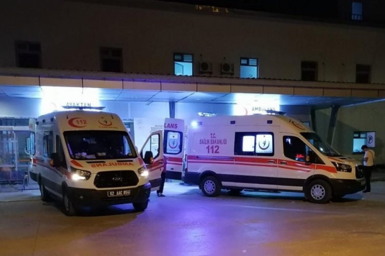 Motosiklet devrilerek yola savruldu