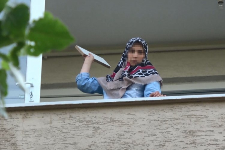 Bursa'da sinir krizi geçiren kadın, evdeki eşyaları sokağa fırlattı