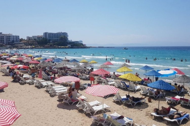 Kuşadası'nda sıcaktan bunalan plaja koştu