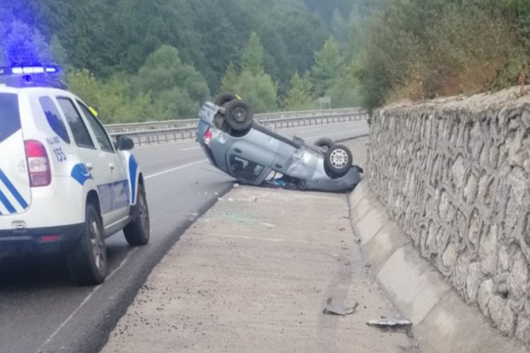 Bursa'da takla atan otomobil, ters dönüp, istinat duvarına çarptı: 1 yaralı