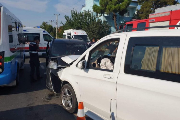 Minibüs ile hafif ticari araç çarpıştı: 10 yaralı