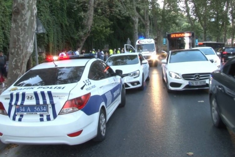 Kontrolü kaybeden motosiklet yayalara çarptı