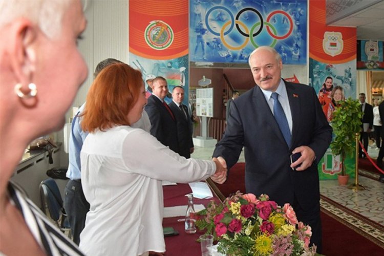 Belarus'ta seçimi Lukaşenko kazandı