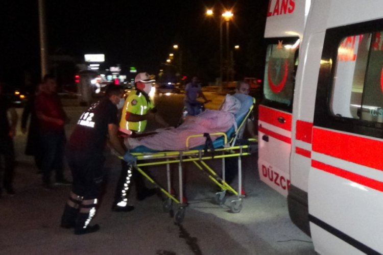 Silahla yaralanan kadını hastaneye götürmek isteyen araç zincirleme kaza yaptı
