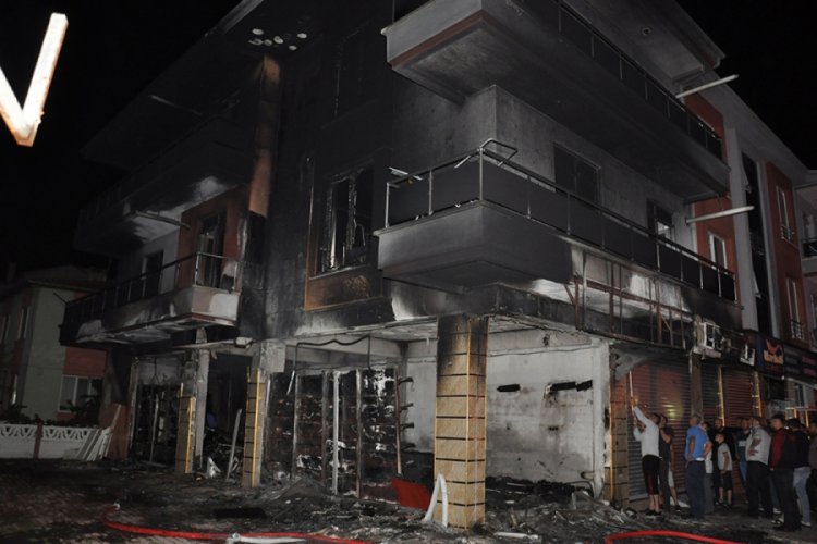 Alevler 3 katlı binayı küle çevirdi