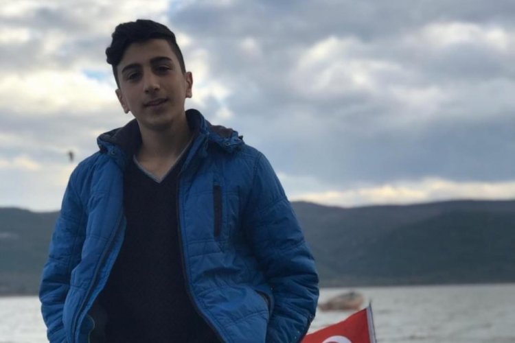 Bursa'da ikiye bölünen otomobil can aldı